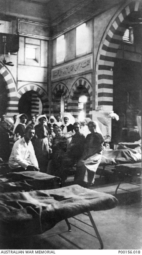 Nurses and patients at Mena, Egypt 1915.